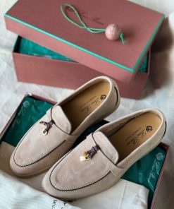 Design LORO PIANA SUMMER CHARMS SUEDE SLIPPERS IN BURGUNDY